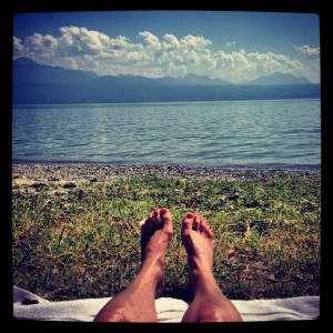 Naked feet at Lac Léman